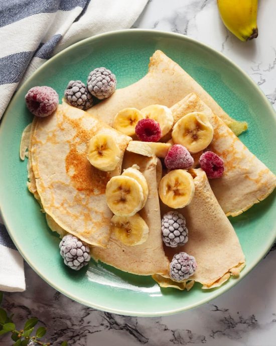 Crêpes à la banane et fruits rouges